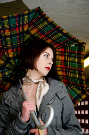 pin-up girl Andrea s deštníkem