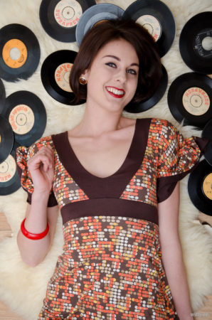 pin-up Andrea s gramo-deskami