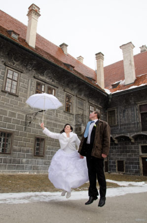 vítr odnáší ženicha a nevěstu s deštníkem | Český Krumlov