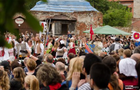 příchod historického průvodu a slavnostní ceremonie (15:30-16:00), Pivovarské zahrady | Český Krumlov, Slavnosti pětilisté růže 2014