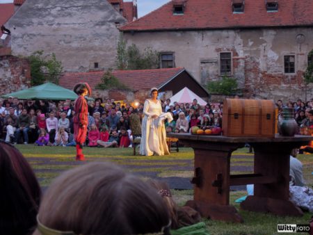 Živé šachy (21:00-21:45) - foceno kompaktem, Pivovarské zahrady | Český Krumlov, Slavnosti pětilisté růže 2014
