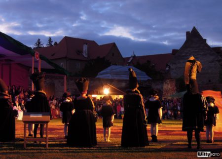 Živé šachy (21:00-21:45) - foceno kompaktem, Pivovarské zahrady | Český Krumlov, Slavnosti pětilisté růže 2014