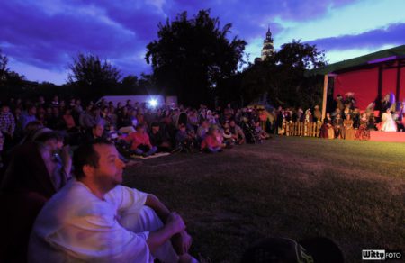 Živé šachy (21:00-21:45) - foceno kompaktem, Pivovarské zahrady | Český Krumlov, Slavnosti pětilisté růže 2014