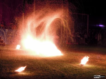 fireshow "Oheň a hudba" (22:00-22:30) - foceno kompaktem, Pivovarské zahrady | Český Krumlov, Slavnosti pětilisté růže 2014
