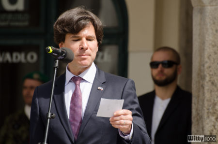 J. E. Andrew H. Schapiro, velvyslanec USA v České republice - předčítá část řeči v češtině | Český Krumlov