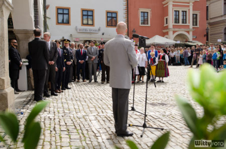 položení květin k pamětní desce | Český Krumlov