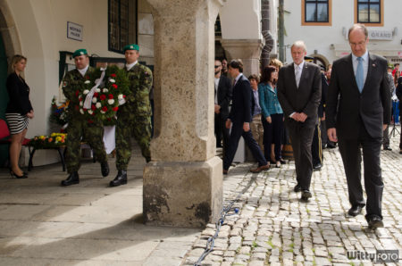 slavnostní odhalení pamětní desky na paměť válečných letců z českokrumlovského regionu | Český Krumlov