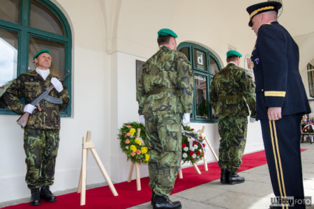 slavnostní odhalení pamětní desky na paměť válečných letců z českokrumlovského regionu | Český Krumlov