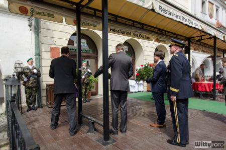 položení květin k pamětní desce na paměť vojáků 26. pěší divize armády USA | Český Krumlov