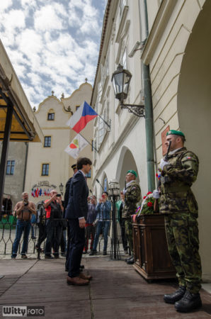 položení květin k pamětní desce na paměť vojáků 26. pěší divize armády USA | Český Krumlov