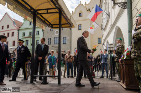 položení květin k pamětní desce na paměť vojáků 26. pěší divize armády USA | Český Krumlov