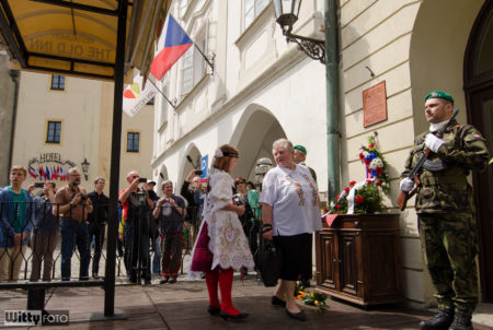 položení květin k pamětní desce na paměť vojáků 26. pěší divize armády USA | Český Krumlov