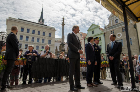 položení květin k pamětní desce na paměť vojáků 26. pěší divize armády USA | Český Krumlov