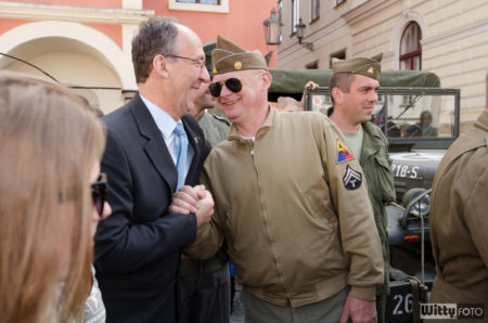 zastávka u techniky před přesunem na spol. focení, vlevo Dalibor Carda-starosta Českého Krumlova | Český Krumlov