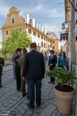 zde měla proběhnout prohlídka výstavy od 14h, regionální muzeum na pozadí | Český Krumlov