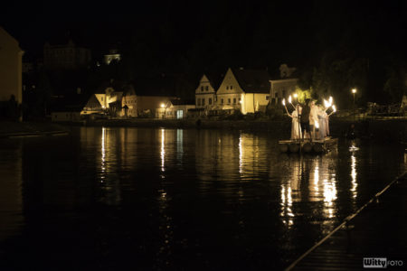 Rybářská ulice, 23:30 Vory na Vltavě – připomínka tradice slavností devadesátých let minulého století | Český Krumlov, Slavnosti pětilisté růže 2016